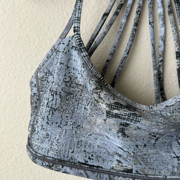 LuluLemon Sports Bra Strappy Back Gray Black Beige Geo Snake Design Size 6 - Picture 2 of 11